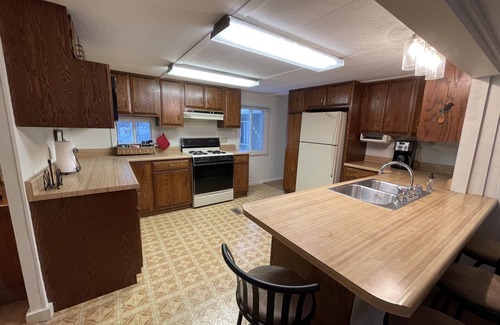 Upper Peninsula Michigan Casa | Woodsy spacious retreat close to Golfing & Mqt Mountain!