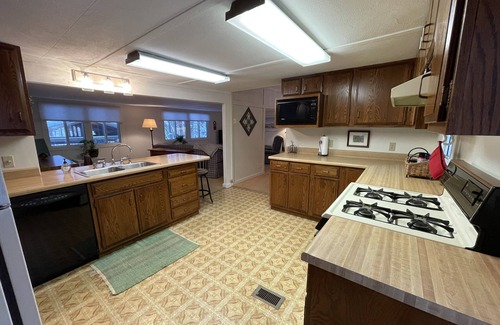 Upper Peninsula Michigan Casa | Woodsy spacious retreat close to Golfing & Mqt Mountain!