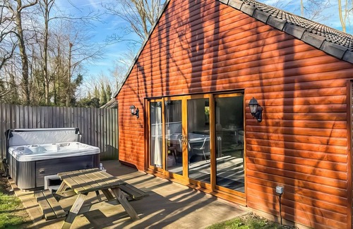Ancaster Chalet De Esquí | Woodview Lodge Hot Tub 4