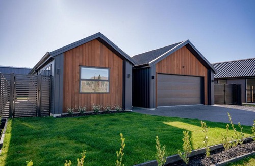 Lowburn Casa | Wooing Retreat - Cromwell Holiday Home