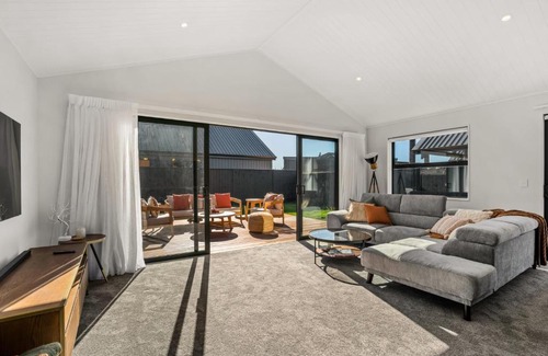 Lowburn Casa | Wooing Retreat - Cromwell Holiday Home