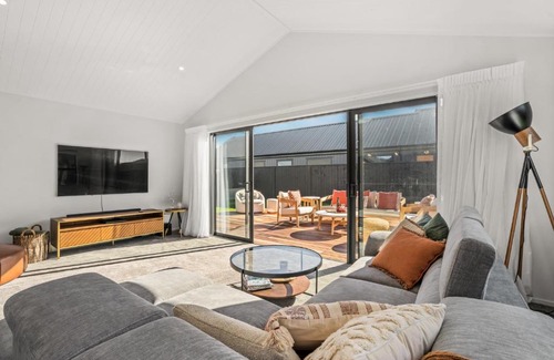 Lowburn Casa | Wooing Retreat - Cromwell Holiday Home
