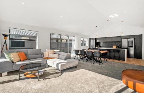 Lowburn Casa | Wooing Retreat - Cromwell Holiday Home
