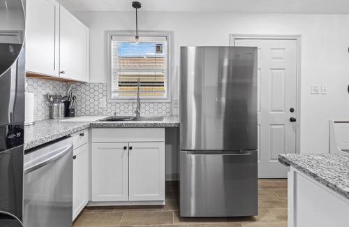 Lake Charles Casa | Work Hard, Rest Easy Oasis! 3BR, Central Air, Pet Friendly, Easy Commute
