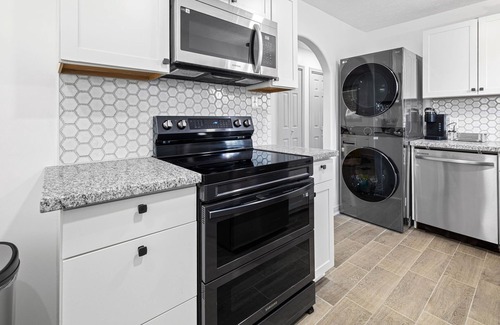Lake Charles Casa | Work Hard, Rest Easy Oasis! 3BR, Central Air, Pet Friendly, Easy Commute