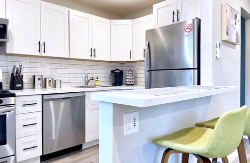 Walnut Creek Apartamento | Work Here Walk+Shop+Dine Downtown King Bed Remodeled Kitchen Top Floor