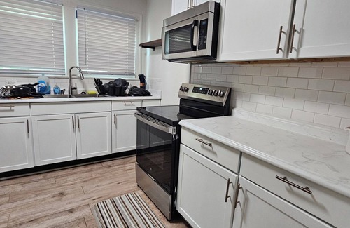 Meridian-Kessler Apartamento | Work + Play + Kick back + Fam + Friends + Pets = Vibes are self made!