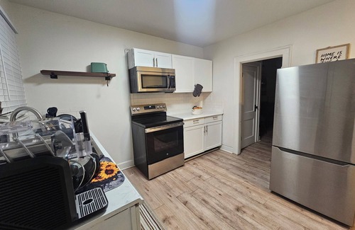 Meridian-Kessler Apartamento | Work + Play + Kick back + Fam + Friends + Pets = Vibes are self made!