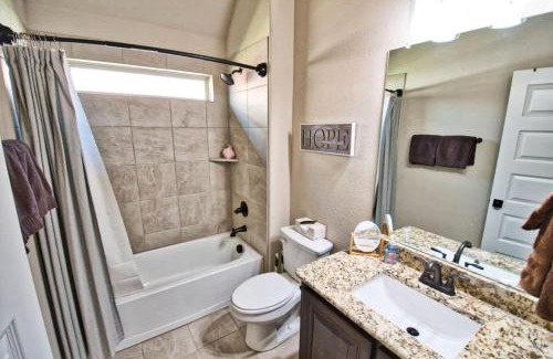 Waxahachie Casa | Work ready stay queen bd near DWTN Baylor Scott & White Fast Wi-Fi Free Parking Professionally Managed by Stay Albatross