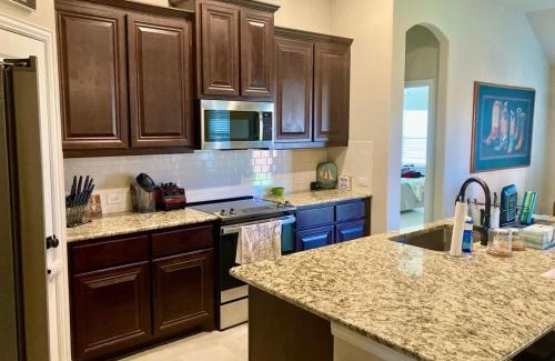 Waxahachie Casa | Work ready stay queen bd near DWTN Baylor Scott & White Fast Wi-Fi Free Parking Professionally Managed by Stay Albatross