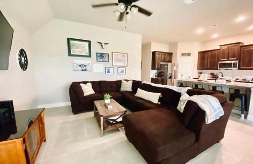 Waxahachie Casa | Work ready stay queen bd near DWTN Baylor Scott & White Fast Wi-Fi Free Parking Professionally Managed by Stay Albatross