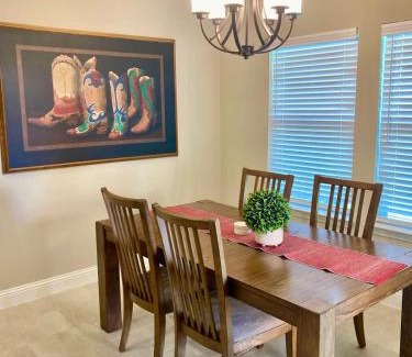 Waxahachie Casa | Work ready stay queen bd near DWTN Baylor Scott & White Fast Wi-Fi Free Parking Professionally Managed by Stay Albatross