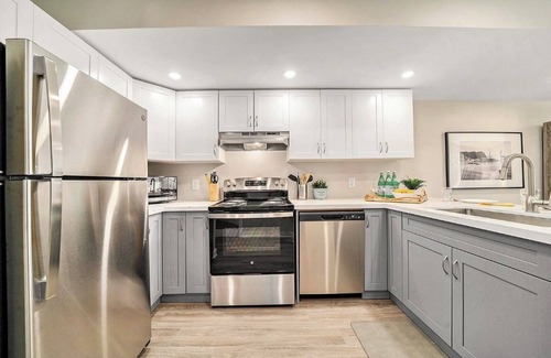 Ottawa Division Casa | Work & Relax | Fast WiFi | 1BR+Office | Private Fenced Yard | 30+ Nights