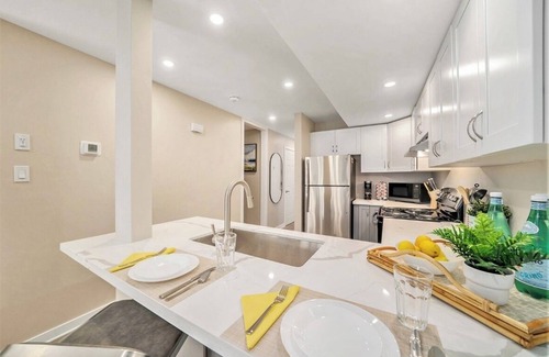Ottawa Division Casa | Work & Relax | Fast WiFi | 1BR+Office | Private Fenced Yard | 30+ Nights