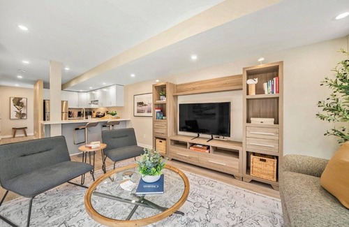 Ottawa Division Casa | Work & Relax | Fast WiFi | 1BR+Office | Private Fenced Yard | 30+ Nights
