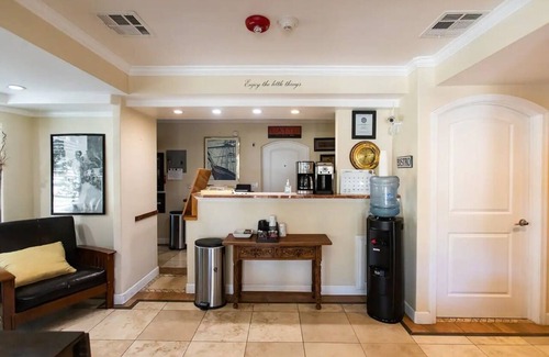 Ridgecrest Apartamento | ★Work & Relax ~ Quiet Oasis, ♛Queen Bed, Pool, Pkg