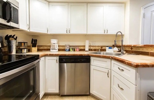 Ridgecrest Apartamento | ★Work & Relax ~ Quiet Oasis, ♛Queen Bed, Pool, Pkg