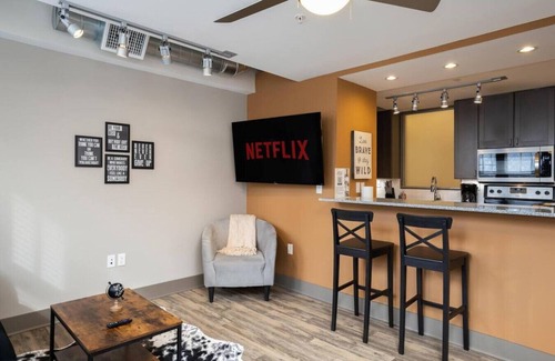 Hanover Place Apartamento | ✔ Work Remote! King Bed Midtown KC ✔