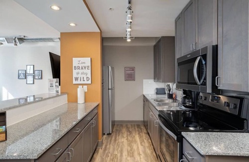Hanover Place Apartamento | ✔ Work Remote! King Bed Midtown KC ✔