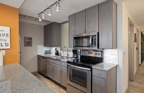 Hanover Place Apartamento | ✔ Work Remote! King Bed Midtown KC ✔