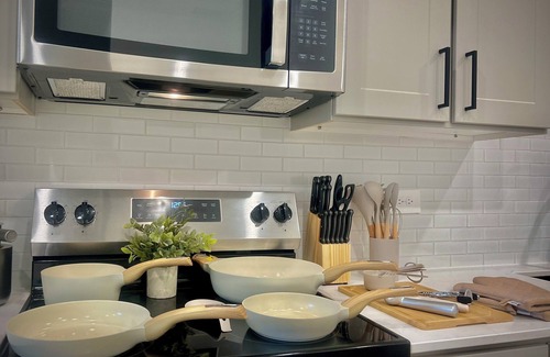 Sherman Apartamento | Worker Friendly 1bedroon in an A+ location in Sherman with gym,washer/dryer,pool