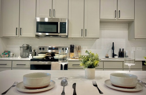 Sherman Apartamento | Worker Friendly 1bedroon in an A+ location in Sherman with gym,washer/dryer,pool
