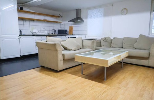 Save Apartamento | Workers - 5BR - 1bath - Säve - Parking lot