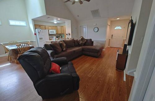 New Bern Casa | Workers Love It Here! 3 Bedroom House with screened in porch