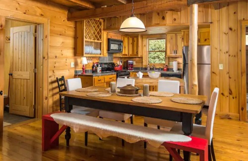 Boone Cabina | World-Class Hiking by day. Hot Tub by Night