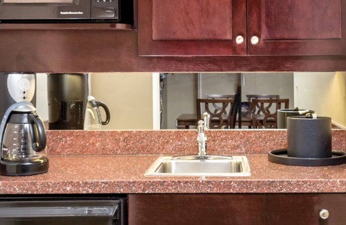 Downtown Seattle Hotel | "World Cup HQ: 1-Bedroom Suite for 4, Steps from Lumen Field & Seattle’s Best!"