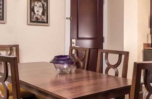 Downtown Seattle Hotel | "World Cup HQ: 1-Bedroom Suite for 4, Steps from Lumen Field & Seattle’s Best!"