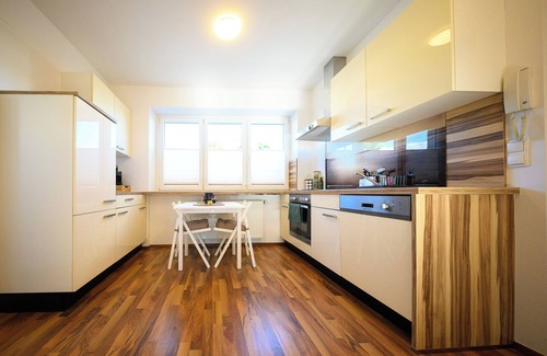 Krumpendorf am Woerther See Apartamento | Wörthersee Hideaway: Stylish apartment with flair