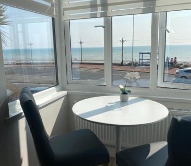 Worthing Apartamento | WORTHING BEACH 180 - 2 bed seafront apartment with private parking