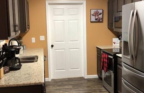 Sevierville Cabina | WOW 🤩 3BR Cabin just 2 miles to Dollywood + Arcades!