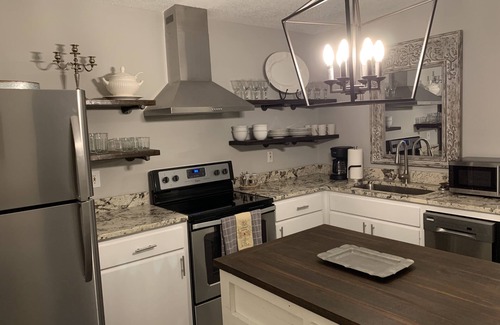 Carrollton Condominio | Wow! 3BR Stylish Retreat Steps from UWG, Tanner & Southwire / Close to Atlanta