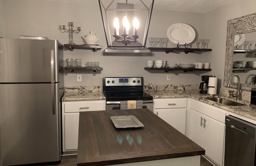 Carrollton Condominio | Wow! 3BR Stylish Retreat Steps from UWG, Tanner & Southwire / Close to Atlanta