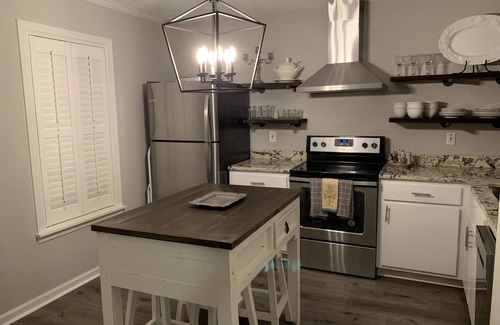 Carrollton Condominio | Wow! 3BR Stylish Retreat Steps from UWG, Tanner & Southwire / Close to Atlanta