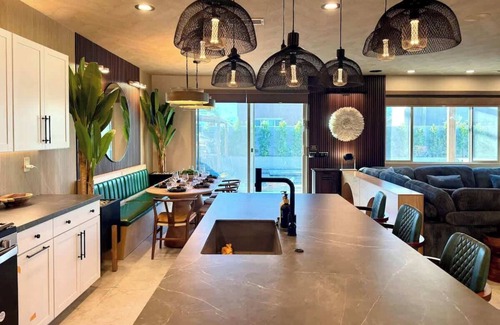 Coachella Casa | WOW! 7 bedrooms! 10 beds! Villa Secreta