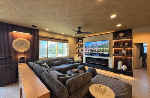 Coachella Casa | WOW! 7 bedrooms! 10 beds! Villa Secreta