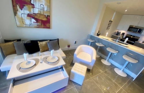 Bonita Springs Apartamento | Wow! Cut the ribbon! Brand new! Golf and Beach. Stylish and close to everything!