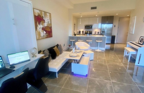 Bonita Springs Apartamento | Wow! Cut the ribbon! Brand new! Golf and Beach. Stylish and close to everything!