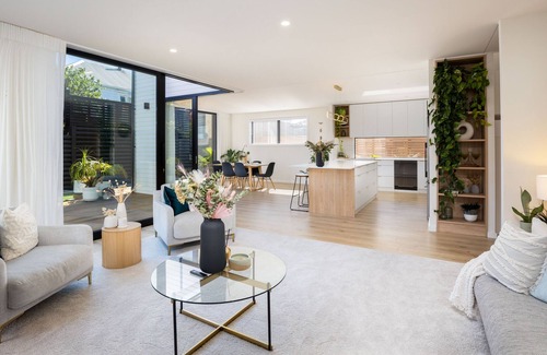 Fitzroy Casa | **Wow Factor in Fitzroy** Large, luxurious, NEW house, close to beach and cafes.