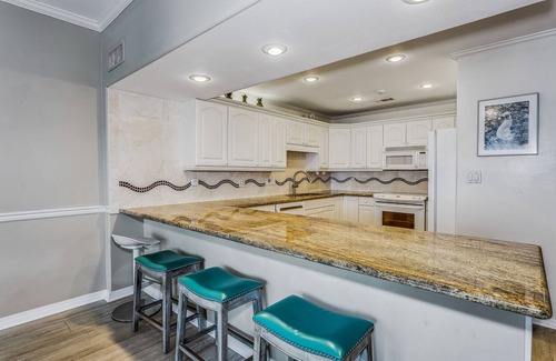 Villa Sabine Casa | WOW Free 4 Pet, Closest to the Gulf Luxury 4 Bed,3Bath 3 Decks Sleeps 14 2200 SF