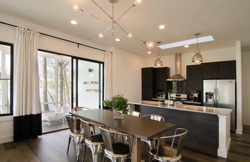 Monticello Casa | WOW-moderna NUEVA casa en el lago Shafer, a pie de Indiana Beach- PROMOCIONES DE VERANO!