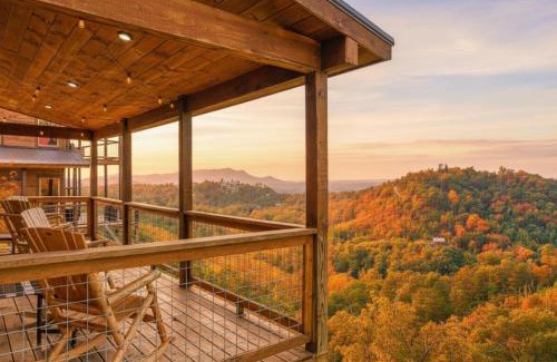Gatlinburg - Pigeon Forge Casa | WOW, that View! NEW Luxury Cabin - Hot Tub - Pool Access - Game Room