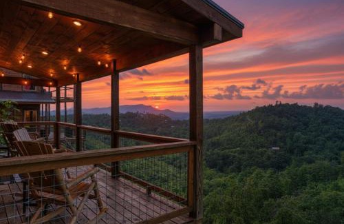 Gatlinburg - Pigeon Forge Casa | WOW, that View! NEW Luxury Cabin - Hot Tub - Pool Access - Game Room