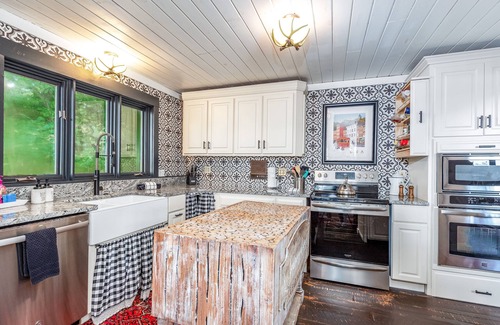 The Galena Territory Cabina | WOW! Unique Galena Dream Cabin. Hot Tub, Games, Fire Pit, Fully Stocked.