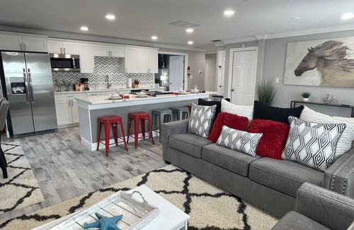 Seminole Casa | ☀️WOW☀️ UPDATED with HEATED POOL & HOT TUB HOME 5 MIN TO BEACH 3BD 2BA 2 KING BEDS