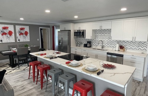 Seminole Casa | ☀️WOW☀️ UPDATED with HEATED POOL & HOT TUB HOME 5 MIN TO BEACH 3BD 2BA 2 KING BEDS