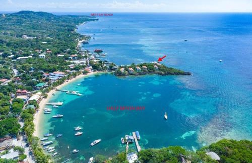Antoneys Cay Apartamento | Wow! Views and more, fantastic 2 bedroom in West End - Villa Agua apts